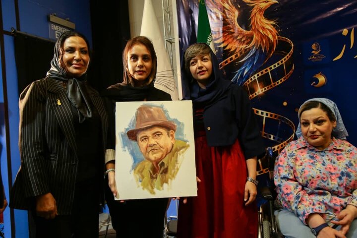 سردیس «اکبر عبدی» به خانواده‌اش رسید