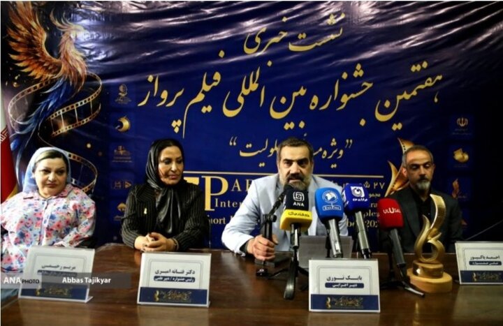 سردیس «اکبر عبدی» به خانواده‌اش رسید