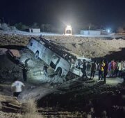 ۱۶ مصدوم در پی واژگونی اتوبوس کارگران معدن «همکار» راور
