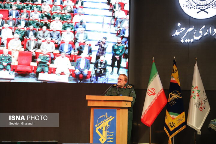 تحرکات دشمن در دریا بی‌پاسخ نمی‌ماند؛ مردم سد توطئه‌ها هستند
