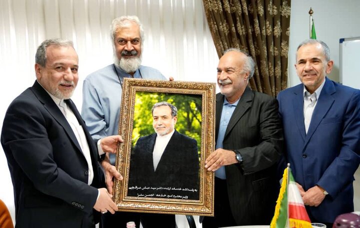 تجلیل انجمن سفرای پیشین جمهوری اسلامی ایران از وزیر امور خارجه