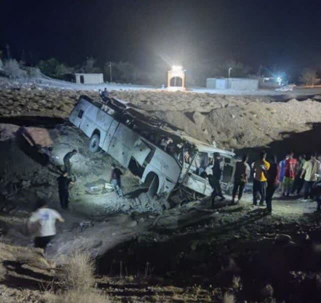 ۱۶ مصدوم در پی واژگونی اتوبوس کارگران معدن «همکار» راور