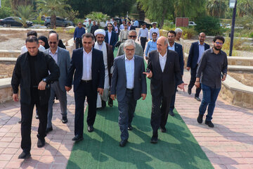 حضور وزیر علوم، تحقیقات و فناوری در گلزار شهدای دانشگاه هرمزگان ـ بندرعباس