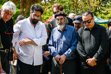 مراسم خاکسپاری پیکر جواد مجابی در امامزاده طاهر کرج