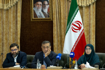 محمدجعفر قائم پناه، معاون اجرایی رییس جمهور و شینا انصاری، رییس سازمان حفاظت محیط زیست در پانزدهمین جلسه کارگروه ملی کاهش آلودگی هوا