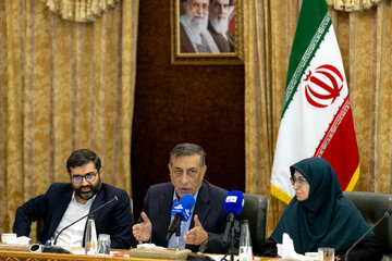 محمدجعفر قائم پناه، معاون اجرایی رییس جمهور و شینا انصاری، رییس سازمان حفاظت محیط زیست در پانزدهمین جلسه کارگروه ملی کاهش آلودگی هوا