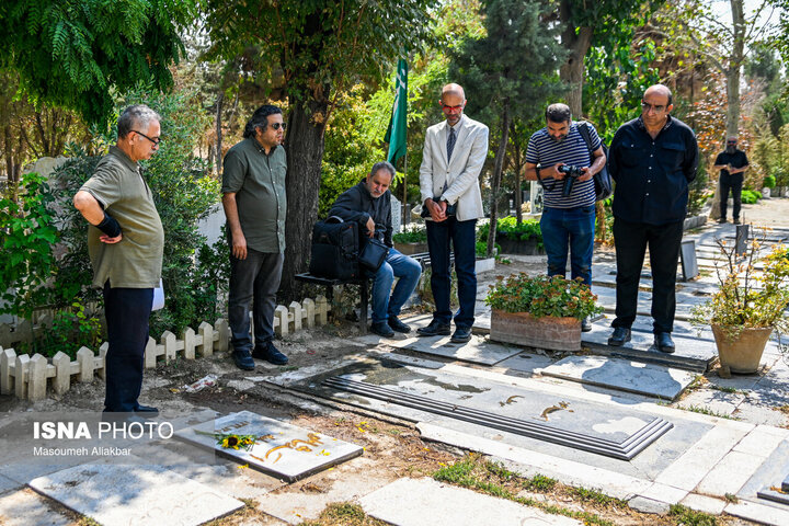 پیکر جواد مجابی در امامزاده طاهر آرام گرفت