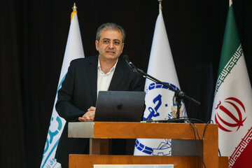 علی ثاقبی، روانپزشک و عضو هیئت علمی گروه روانپزشکی دانشکده علوم پزشکی مشهد در اولین همایش علمی روز جهانی پیشگیری از خودکشی " باهم برای امید، باهم برای زندگی"