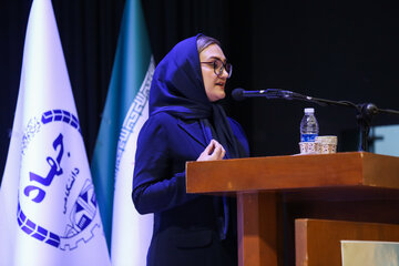 معصومه رحمانی، وکیل پایه یک دادگستری در اولین همایش علمی روز جهانی پیشگیری از خودکشی " باهم برای امید، باهم برای زندگی"