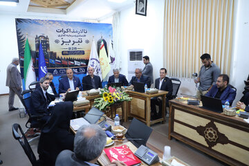 خسرو کنعانی رئیس سازمان جهاد دانشگاهی آذربایجان شرقی و سیدباقر شریف‌ زاده رئیس انجمن مدیران صنایع آذربایجان شرقی
و سهراب فیض‌زاده مدیرعامل شرکت شهرک‌های صنعتی آذربایجان شرقی و محمدتقی پیر بابایی، رئیس دانشگاه هنر اسلامی تبریز در تالار مذاکرات اقتصادی و سرمایه‌گذاری با هدف توسعه مراودات تجاری - تبریز