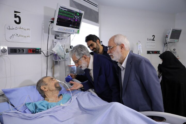 نمایندگان رهبر انقلاب از موسوی گرمارودی عیادت کردند