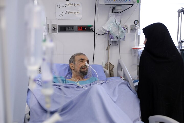 نمایندگان رهبر انقلاب از موسوی گرمارودی عیادت کردند