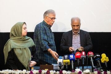 همایون اسعدیان، مدیرعامل و محمدمهدی عسگرپور، رییس هیات رئیسه خانه سینما در نشست خبری خانه سینما