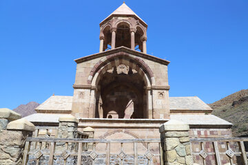 این بنا در استان آذربایجان شرقی در ۱۷ کیلومتری غرب شهر جلفا و در فاصله ۳ کیلومتری کرانه جنوبی رودخانه ارس در محلی به نام «قزل وانک» (صومعه طلایی) واقع شدهاست.