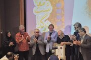 علیرضا داودنژاد نشان‌دار شد/ زهرا بر دستان پدر در فقدان رضا بوسه زد