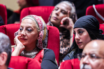 زهرا داودنژاد در مراسم اهدای نشان درجه یک هنری به علیرضا داوودنژاد