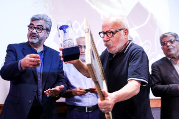مراسم اهدای نشان درجه یک هنری به علیرضا داوودنژاد