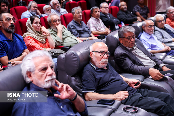 علیرضا داودنژاد نشان&zwnj;دار شد/ بوسه &laquo;زهرا&raquo; بر دستان پدر در فقدان &laquo;رضا&raquo;