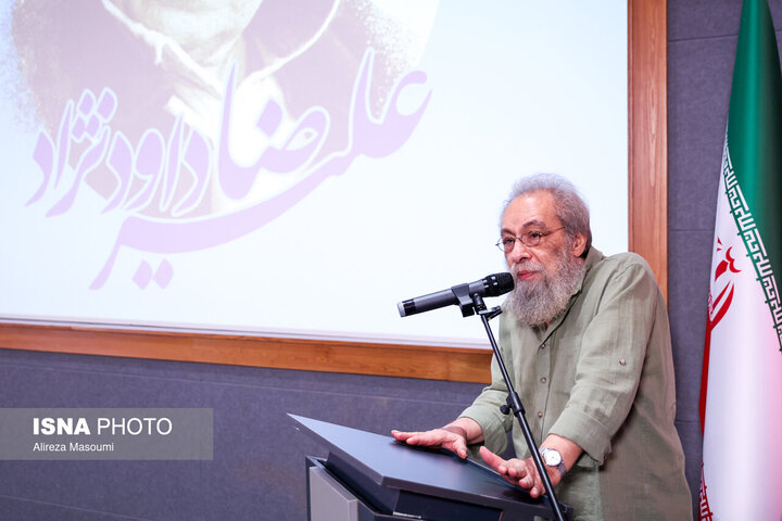علیرضا داودنژاد نشان&zwnj;دار شد/ بوسه &laquo;زهرا&raquo; بر دستان پدر در فقدان &laquo;رضا&raquo;