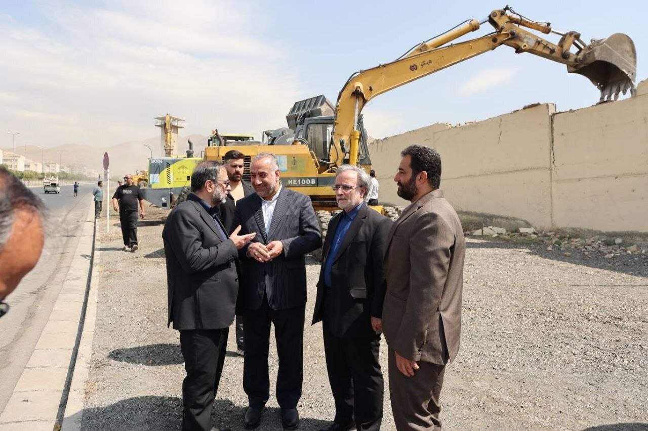 تخریب سراسری دیوار زندان رجایی شهر آغاز شد