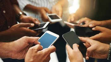 موبایلت را زمین بگذار!