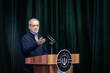 نشسیت صمیمی رئیس جمهور با بازنشستگان