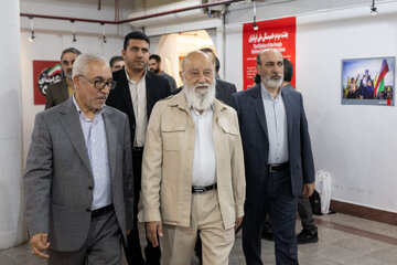 مهدی چمران رییس شورای اسلامی شهر تهران در مراسم افتتاح نمایشگاه عکس ۴۰ روز شکوه مقاومت و پیروزی