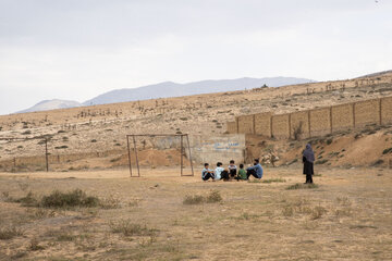 توزیع لوازم تحریر میان دانش آموزان مدرسه روستای «قلعه سر» چهاردانگه ساری - دهستان پشتکوه