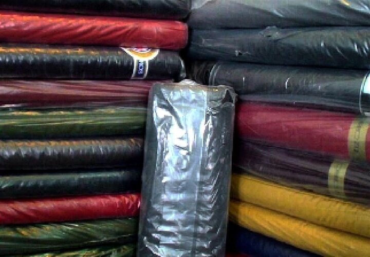 توقیف ۲۹۱ طاقه پارچه خارجی قاچاق در بندرعباس