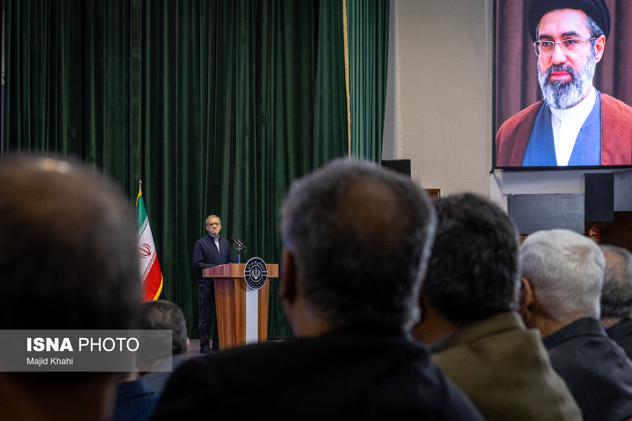نشست صمیمی رئیس جمهور با بازنشستگان