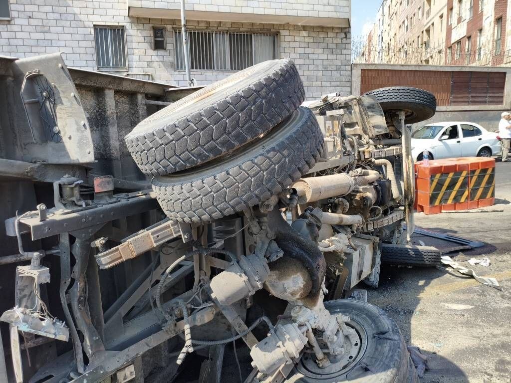 تصادف زنجیره‌ای ۱۲ خودرو در بزرگراه یادگار امام/ ۵ نفر مصدوم شدند