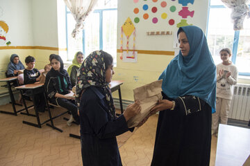 توزیع لوازم تحریر میان دانش آموزان مدرسه روستای «کردمیر» چهاردانگه ساری - دهستان پشتکوه