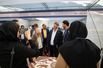 بازدید مسعود حبیبی، ‌معاون فرهنگی و دانشجویی وزارت بهداشت از غرفه‌های چهاردهمین جشنواره سراسری رسانه و نشریات دانشجویی «تیتر۱۴»