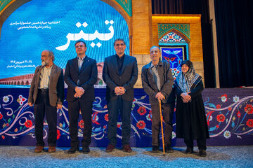 تجلیل از هادی خانیکی،‌روزنامه‌نگار پیشکسوت در آیین اختتامیه چهاردهمین جشنواره سراسری رسانه و نشریات دانشجویی «تیتر۱۴»
