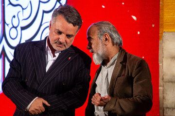  محمدعلی نادعلی‌زاده، مدیر عامل خبرگزاری ایسنا و   مسعود حبیبی، ‌معاون فرهنگی و دانشجویی وزارت بهداشت در  آیین اختتامیه چهاردهمین جشنواره سراسری رسانه و نشریات دانشجویی «تیتر۱۴»