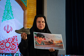 تقدیر از خانواده‌های شهدا ناوچه دنا و خانواده‌های شهدای مدرسه میناب در آیین اختتامیه چهاردهمین جشنواره سراسری رسانه و نشریات دانشجویی «تیتر۱۴»