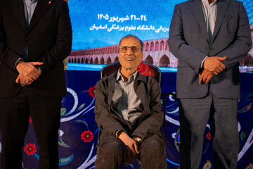  هادی خانیکی، روزنامه‌نگار پیشکسوت در آیین اختتامیه چهاردهمین جشنواره سراسری رسانه و نشریات دانشجویی «تیتر۱۴»