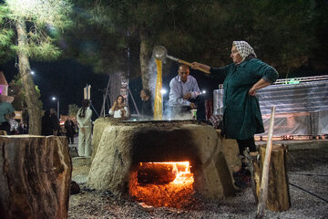 یکی از قدیمی ترین جشن ها در ارومیه و آذربایجان غربی جشن ها و مراسمات سنتی در حول محور انگور هنگام برداشت آن است 