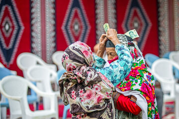 از نکات مهم دیگر این جشن‏‌ها می‌توان به همیاری مالی در برگزاری جشن اشاره کرد. به این شکل که میهمانان در جشن مبلغی پول را که «تولوشی» نامیده می‌شود، به عروس و داماد هدیه داده تا در ابتدای زندگی مشترک درگیر هزینه‌‏های کمرشکن عروسی نشوند.