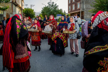 برای کردهای خراسان جشن عروسی تنها یک جشن شادیبخش نیست بلکه مراسمی است که طی آن با همیاری و همکاری یکدیگر پایههای تعاملات اجتماعی مستحکم شده و بر انسجام و همبستگی اجتماعی افزوده میشود.