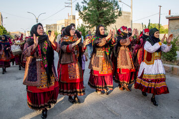 برای کردهای خراسان جشن عروسی تنها یک جشن شادی‌بخش نیست بلکه مراسمی است که طی آن با همیاری و همکاری یکدیگر پایه‏‌های تعاملات اجتماعی مستحکم شده و بر انسجام و همبستگی اجتماعی افزوده می‏‌شود.