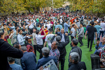 برای کردهای خراسان جشن عروسی تنها یک جشن شادی‌بخش نیست بلکه مراسمی است که طی آن با همیاری و همکاری یکدیگر پایه‏‌های تعاملات اجتماعی مستحکم شده و بر انسجام و همبستگی اجتماعی افزوده می‏‌شود.