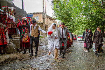 همراهی سنتی عروس توسط داماد تا محل زندگیشان.