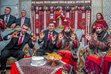 برای انجام مراسم حنابندان تنها تعدادی از فامیل نزدیک عروس و داماد در محل مراسم باقی می‌مانند؛ «براکه» و «جاری» حنا را با قاشق بر روی دست عروس و داماد همراه با اسکناس می‌گذارند.