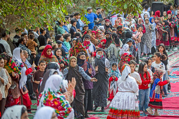 رقص سنتی کرمانج‌ها به صورت گروهی متشکل از مردان و زنان انجام می‌شود.