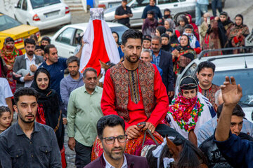 در میان کردهای خراسان زمانی که پسری به سن ازدواج میرسد، خانوادهها تلاش میکنند تا از میان بستگان، آشنایان و هممحلههای خود دختر مناسبی را برای او نشان کنند.