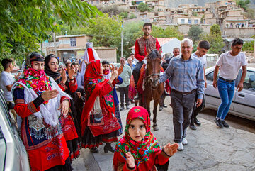 همراهی سنتی عروس توسط داماد تا محل زندگی‌شان.