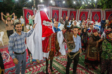 مراسم عروسکشان از خانه عروس به سمت خانه داماد شروع شد که در این بخش عروس و داماد سوار بر اسب در کنار ساقدوشان به سمت خانه داماد روانه میشدند.