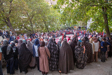 رقص سنتی کرمانج‌ها به صورت گروهی متشکل از مردان و زنان انجام می‌شود.