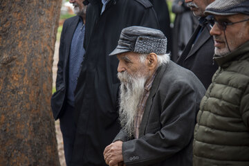 «مرتضی ودادی گرگری» پیشکسوت راه آهن شمال در مراسم خاکسپاری همکارش در ساری در سال ۱۴۰۳
